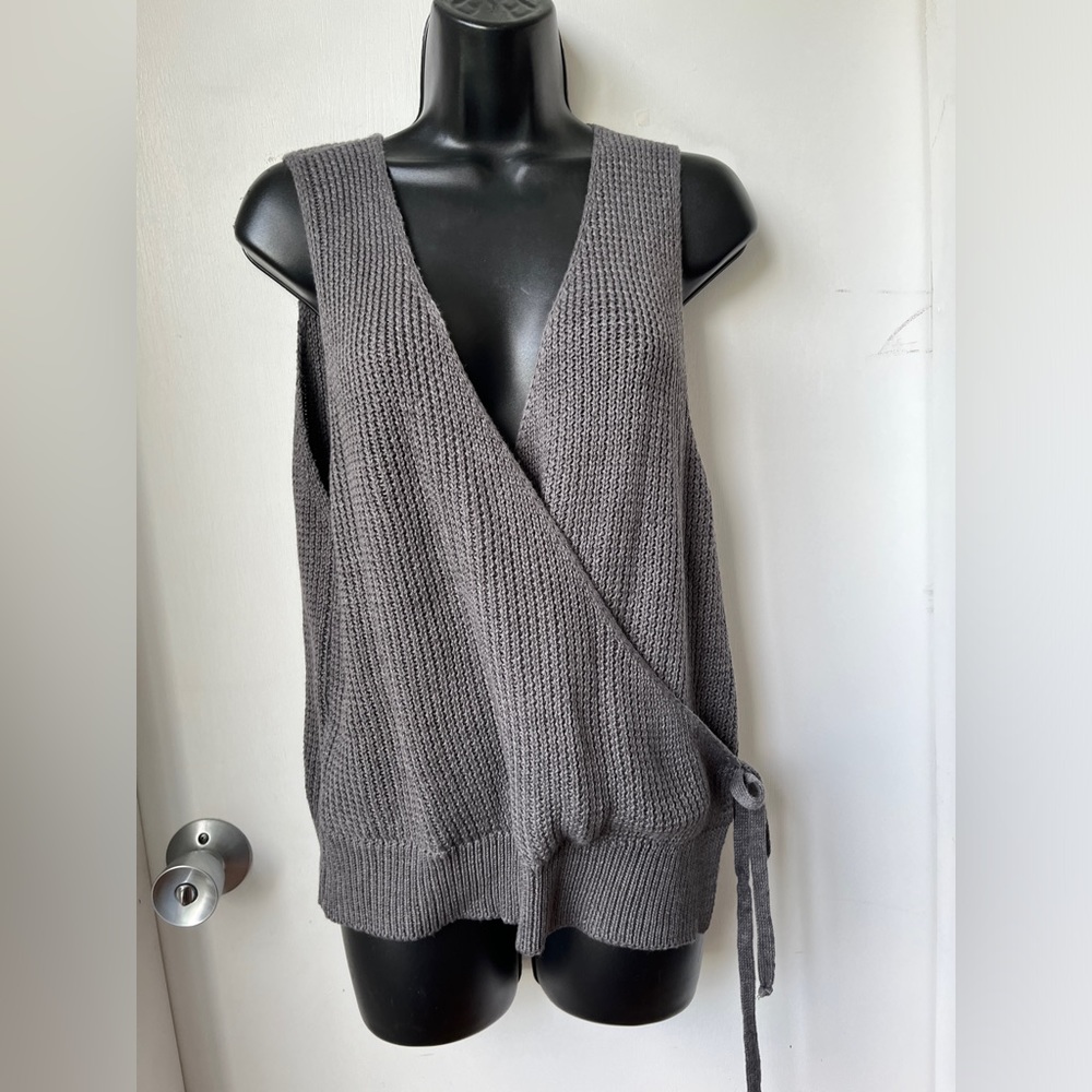 Dee Elly knit woman’s Grey Surplice Front Sweater Vest size XL